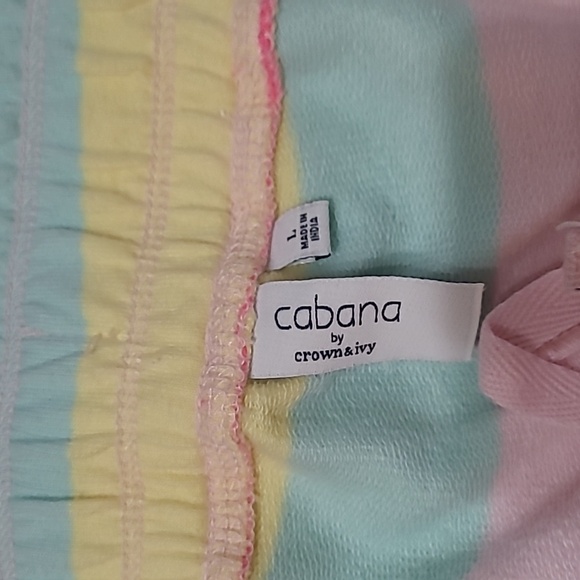Cabana by Crown & Ivy short set. Top is Medium & Shorts are Large - Picture 4 of 10